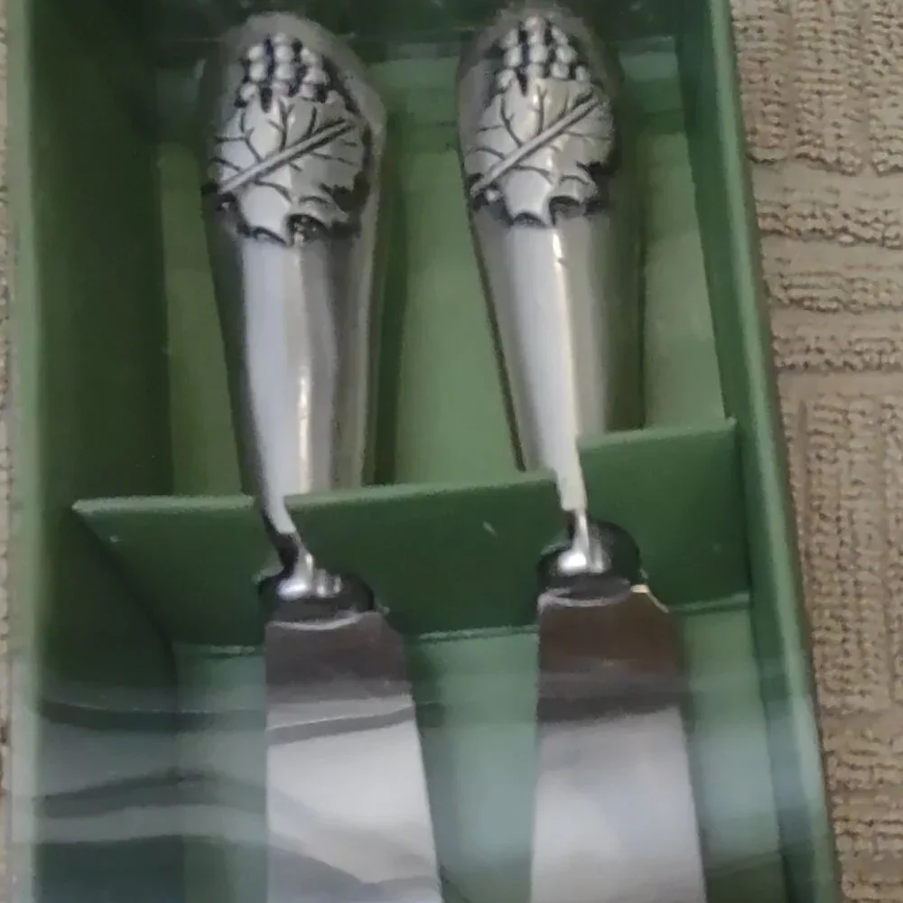 NWT Stainless steel spreaders 2pk, grape leaf design on handle
